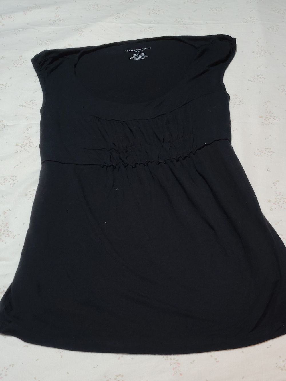 Women’s maternity Liz Lange Black Scoop Neck Short Sleeve Top Size Small